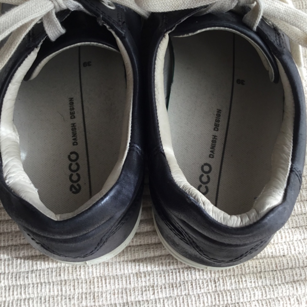 Sneakers - Picture 6 of 9